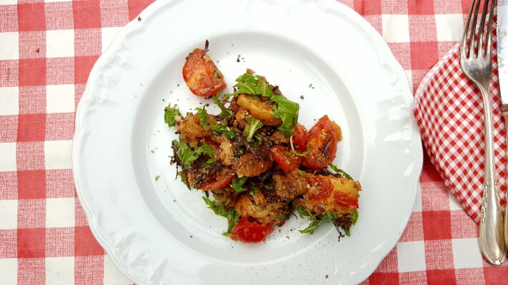 Panzanella - Brotsalat - Brot ist zu schade um es wegzuwerfen - Panzanella ist die leckerste Art es zu nutzen