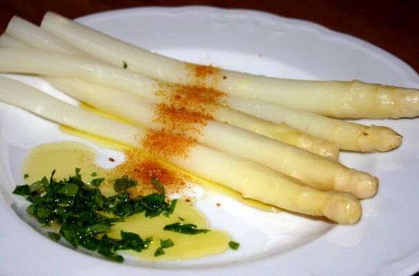 Spargel mit Bottarga - Deutscher Klassiker trifft auf sardischen Klassiker