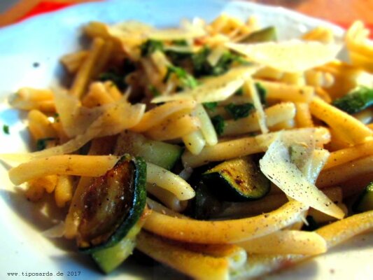 Linguine ruvide mit Tomaten - schnelle Pasta für Genießer - entdecken Sie die Küche der Hundertjährigen