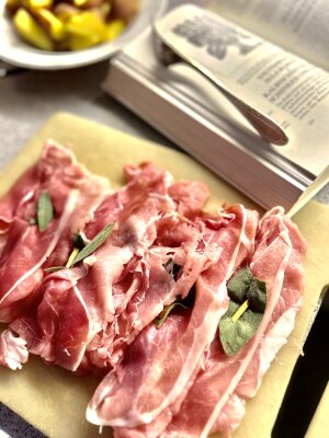 Saltimbocca alla Romana mit sardischer Note - Saltimbocca alla Romana – Rezept mit Vermouth Silvio Carta &amp; Meri Vermentino | Tiposarda