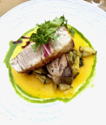 Goldmakrele mit Safransauce &amp; Peperonata – sardische Art - Goldmakrele mit Safransauce &amp; Peperonata | Sardisches Fischrezept