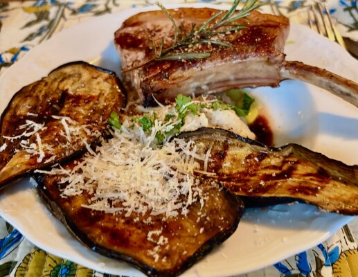 Duroc-Koteletts, weiße Bohnenpaste &amp; gegrillte Aubergine| Mediterranes Sardinien-Rezept - Weiße Bohnenpaste &amp; gegrillte Aubergine mit Duroc-Koteletts | Mediterranes Sardinien-Rezept