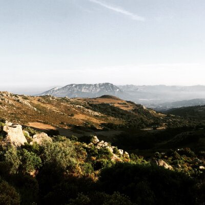 Cannonau &amp; Barbagia – Wein, Kultur und Langlebigkeit - Cannonau &amp; Barbagia – Sardiniens Wein, Tiscali und die Blaue Zone