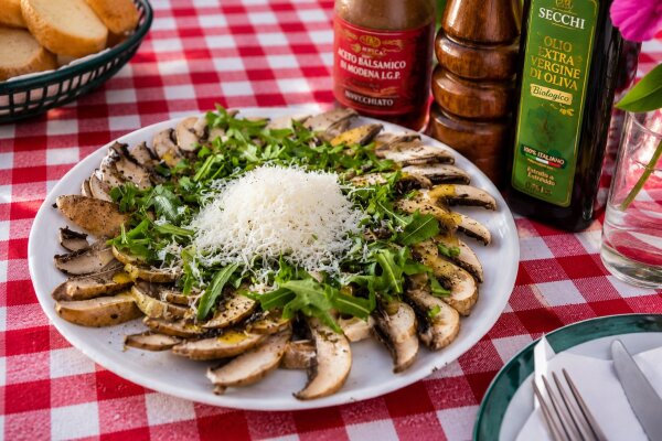 Champignon-Carpaccio mit Pecorino DOP | Mediterrane Vorspeise aus Sardinien - Champignon-Carpaccio mit Pecorino DOP &amp; Vermentino