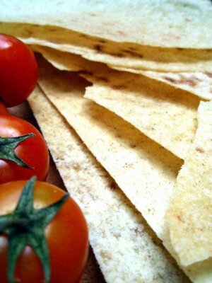 Pane Carasau mit Zwiebeln - sardisches Hartweizenbrot ist hauchdünn und vielfältig zu genießen