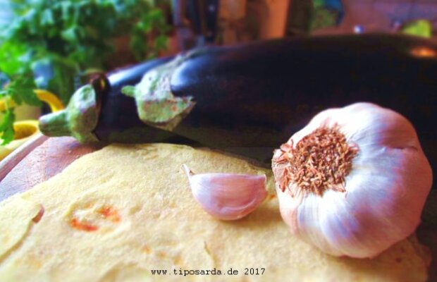 Auberginencreme mit Pane Carasau - sardische Rezepte mit Pane Carasau und Aubergine