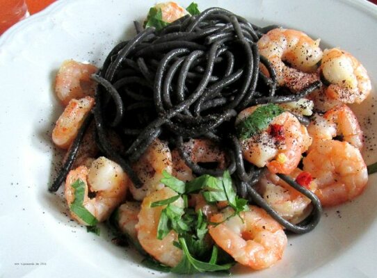 Scampi mit Spaghetti nero - Sardische Rezepte mit schwarzen Spaghetti ein Augenschmaus