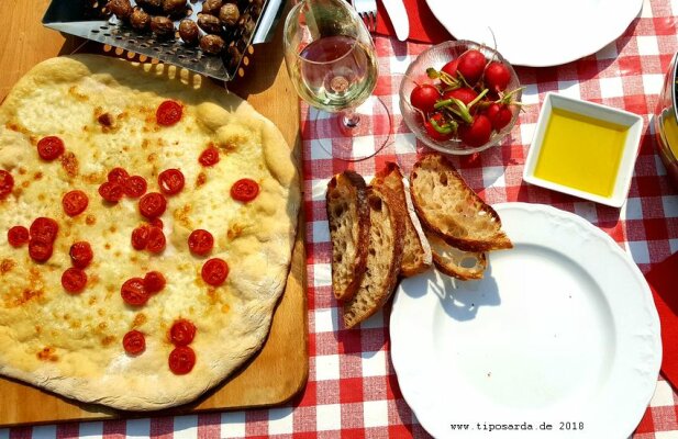 Pizza bianca vom Grill - Pizza ohne Tomatensugo vom Grill knusprig und lecker